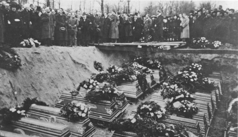 File:Bundesarchiv Bild 183-08931-0002, Berlin-Friedrichsfelde, Beerdigung der Revolutionsopfer.jpg