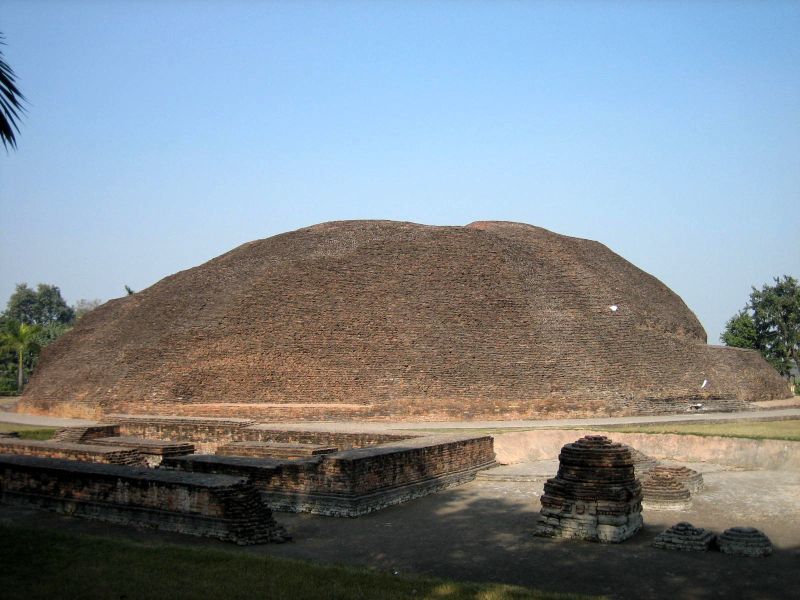 File:Buddha's cremation stupa, Kushinagar.jpg