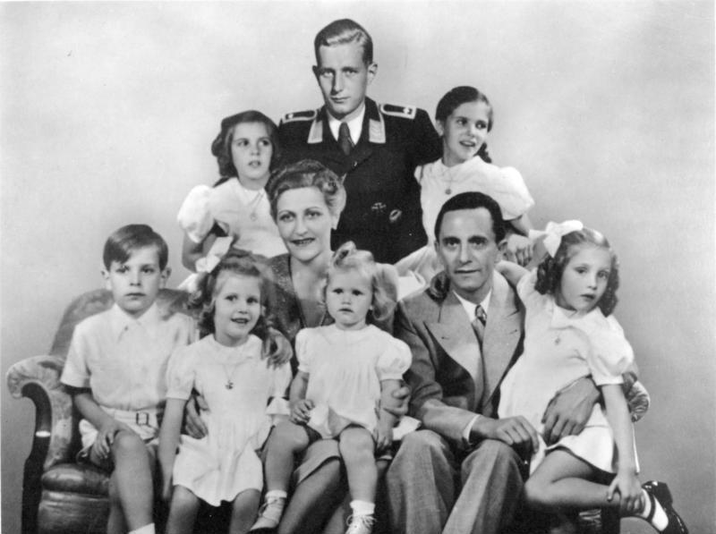 File:Bundesarchiv Bild 146-1978-086-03, Joseph Goebbels mit Familie.jpg