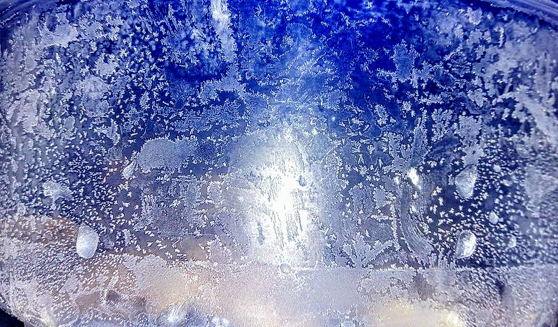 File:Frost on a plastic container in a -30 C freezer.jpg