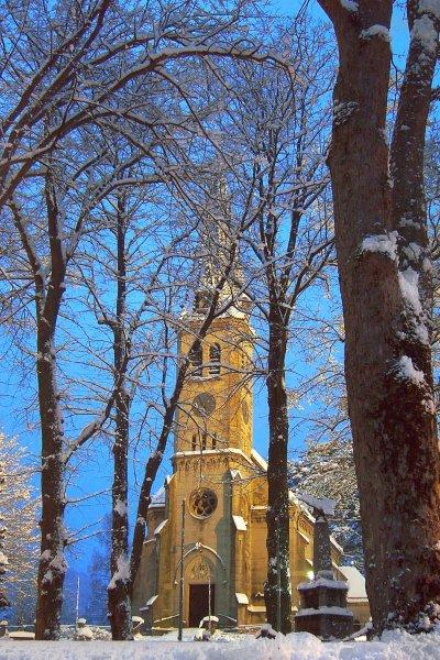 File:Pfarrkirche weissenbach an d Triesting-kirchenplatz-winter.jpg