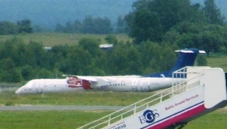 File:SAS Dash-8-400 after crash-landing in Vilnius airport.JPG