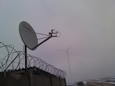 File:Satellite internet wind farm.jpg