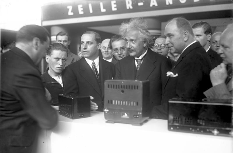 File:Bundesarchiv Bild 102-10300, Berlin, Einstein auf der Funkausstellung.jpg