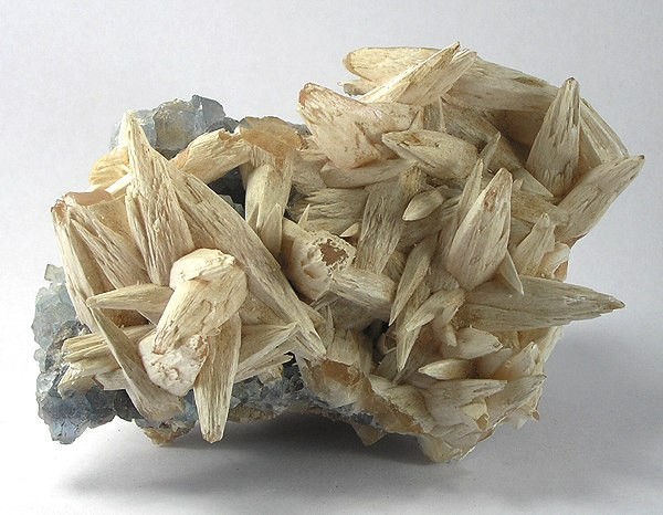 File:Benstonite-Calcite-Fluorite-154901.jpg