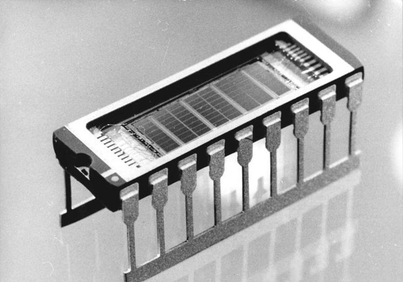 File:Bundesarchiv Bild 183-1989-0406-022, VEB Carl Zeiss Jena, 1-Megabit-Chip.jpg