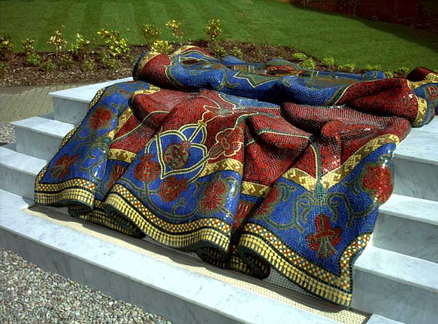 File:Magic carpet mosaic fountain.jpg