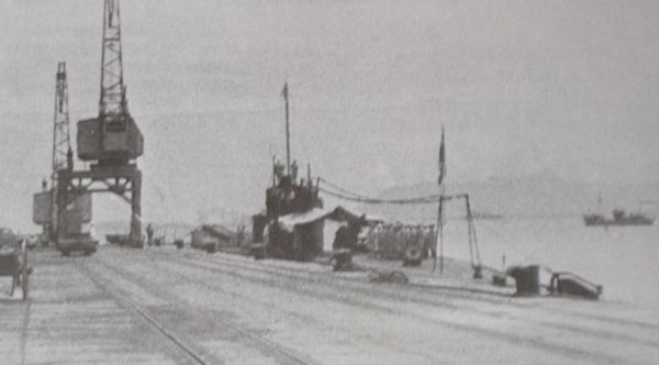 File:Japanese submarine I-10 in 1942.jpg