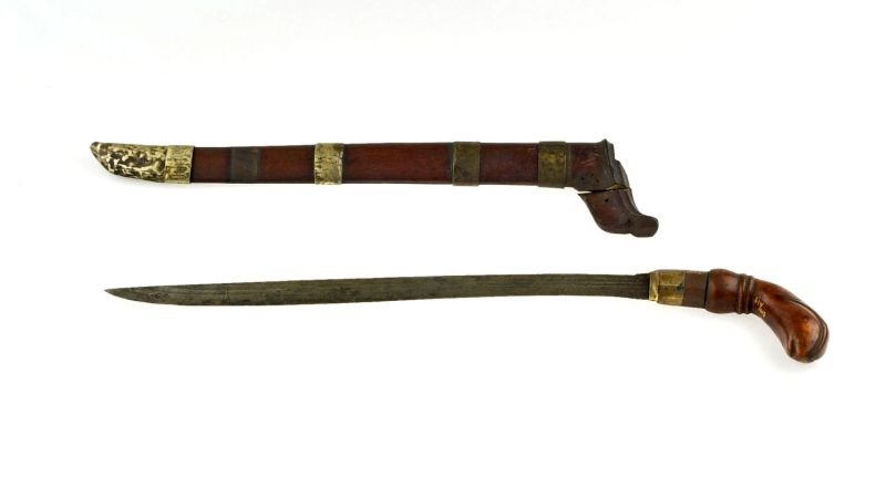 File:COLLECTIE TROPENMUSEUM Dolk met knievormig omgebogen houten greep en houten schede TMnr 674-615.jpg