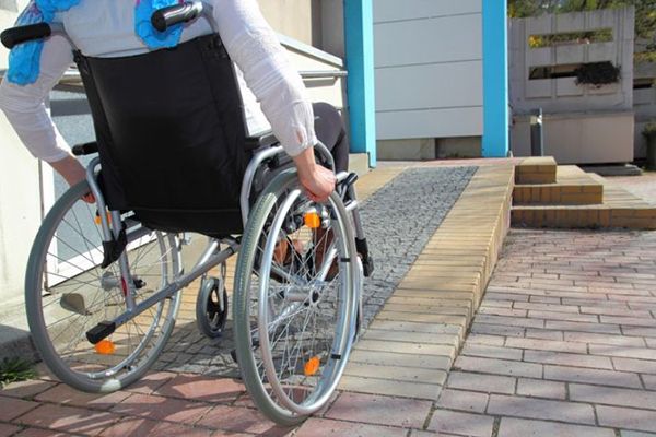 File:Access to the ramp in a wheelchair.jpg