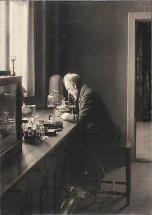 File:Emil Christian Hansen in the lab by Frederik Riise.jpg