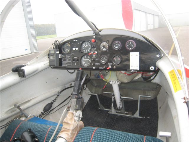 File:AviasudMistral-Cockpit-1.jpg