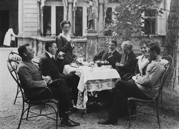 File:Wittgenstein family Vienna 1917.jpg