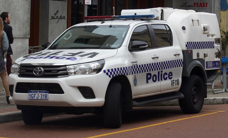 File:2017 Toyota HiLux (GUN126R) SR 4-door utility, Western Australia Police (2018-08-06).jpg