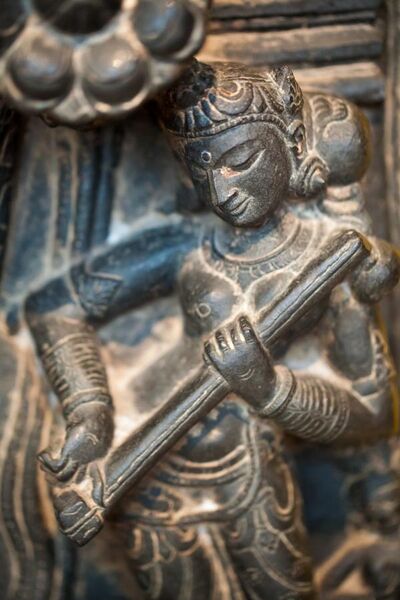 File:Alapini vina @ Art Institute of Chicago - detail of black schist of God Vishnu with His Consorts Lakshmi and Sarasvati - Bangladesh or Eastern India, Pala period, 10th-12th century.jpg