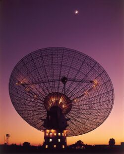 CSIRO ScienceImage 4350 CSIROs Parkes Radio Telescope with moon in the background.jpg