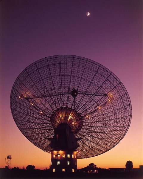 File:CSIRO ScienceImage 4350 CSIROs Parkes Radio Telescope with moon in the background.jpg