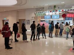 HK SKD TKO 日出康城 Lohas Park shopping mall 超市 Fresh Supermarket queue visitors February 2022 Px3 02.jpg