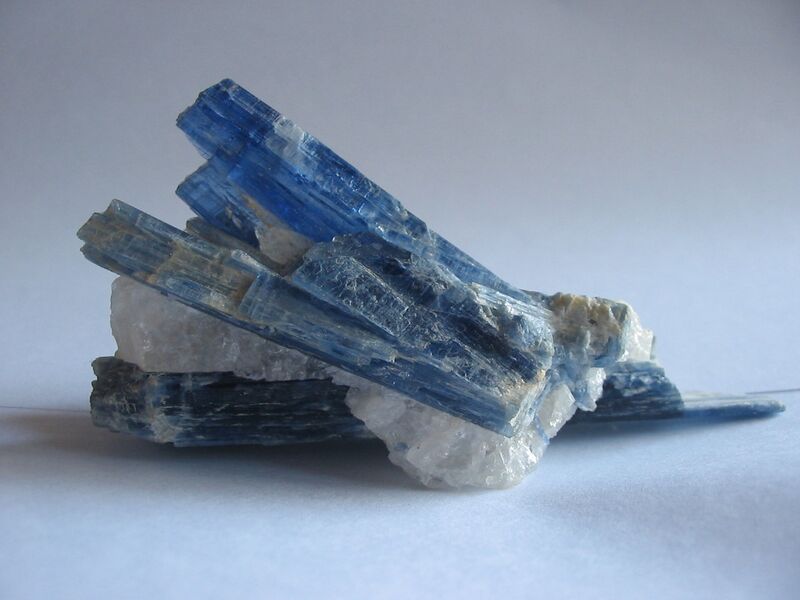 File:Kyanite crystals.jpg