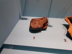 Pigments, oxyde de manganèse et ocre, trouvés sur le site préhistorique du Pech-de-l'Azé en France.jpg