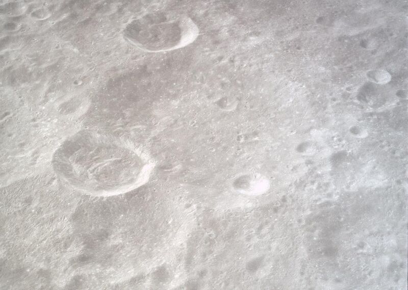 File:Becvar crater AS17-150-23073.jpg