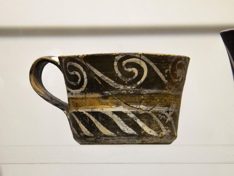 File:Cup with Kamares ware motif, Phaistos, 1800-1700 BC, AMH, 144926.jpg