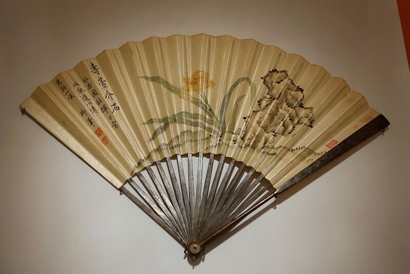 File:Folding fan with daylilies, rocks, and a poem, painted by the Qianlong emperor for Empress Dowager Chongqing, China, 1762 AD, ink and color on paper, bamboo - Peabody Essex Museum - DSC07993.jpg