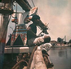 Collectie NMvWereldculturen, TM-10035701, Dia, 'Man aan boord van een Madurese prauw', fotograaf onbekend, 1932-1940.jpg
