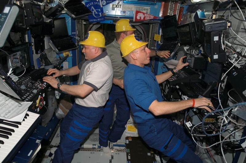 File:ISS15 Crew with yellow hats.jpg