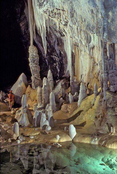 File:Lechuguilla Cave Pearlsian Gulf.jpg
