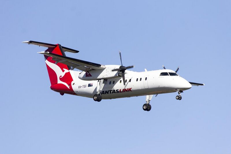 File:Eastern Australia Airlines (VH-TQG) de Havilland Canada DHC-8-201 on approach to runway 25 at Sydney Airport (1).jpg