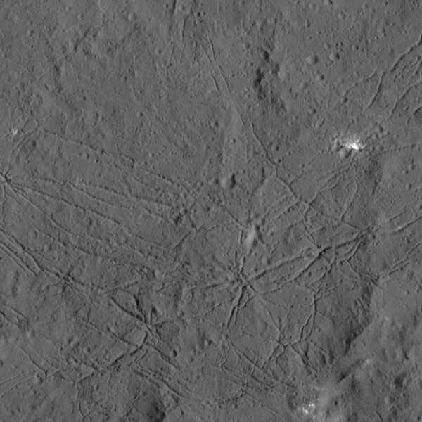 File:PIA20193-Ceres-DwarfPlanet-Dawn-4thMapOrbit-LAMO-image3-20151221.jpg