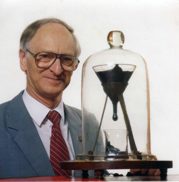 File:Pitch drop experiment with John Mainstone.jpg