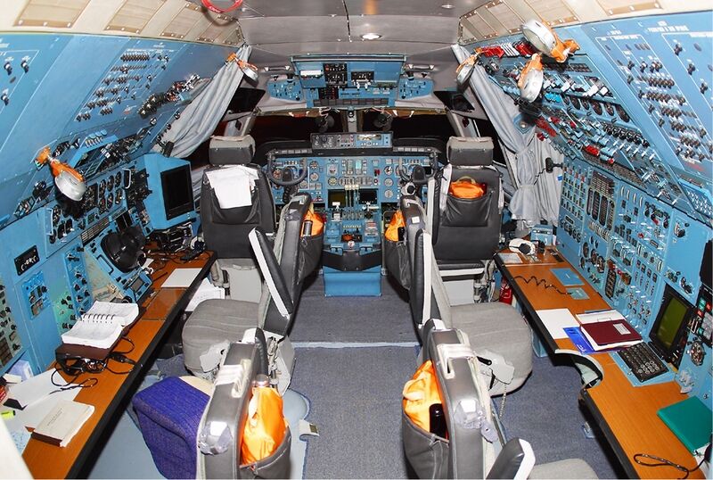 File:Polet Antonov An-124 cockpit Pashnin.jpg