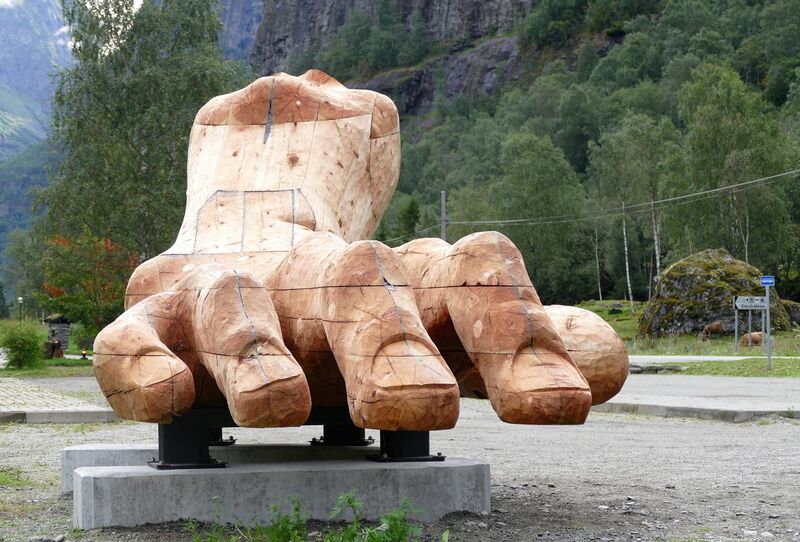 File:Wittgenstein-monumentet nær filosofens hytte i Norge.jpg