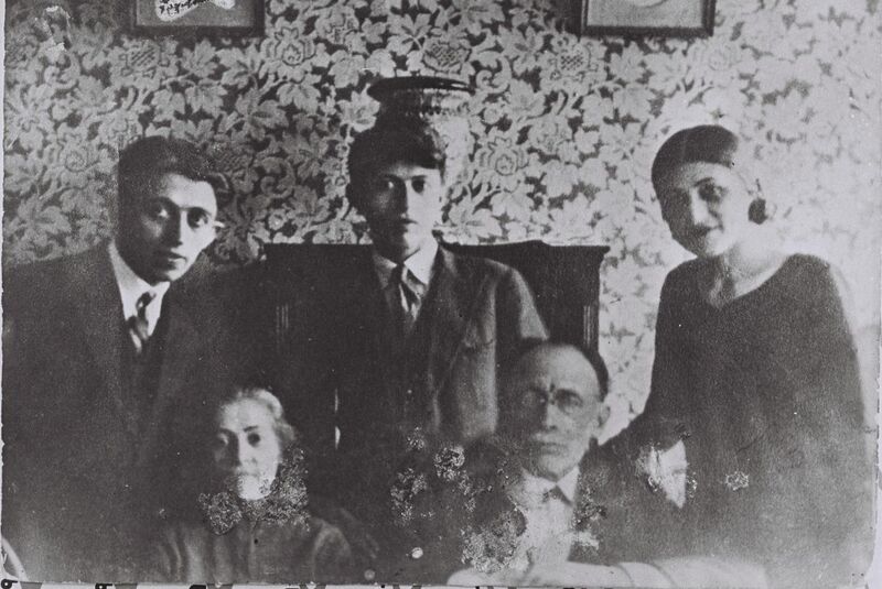 File:FAMILY PICTURE OF MENAHEM BEGIN (TOP L) WITH SISTER RACHEL AND LATE BROTHER HERZL WITH THEIR PARENTS IN THEIR HOME TOWN IN POLAND. תצלום משפחתי של מנחD690-049.jpg