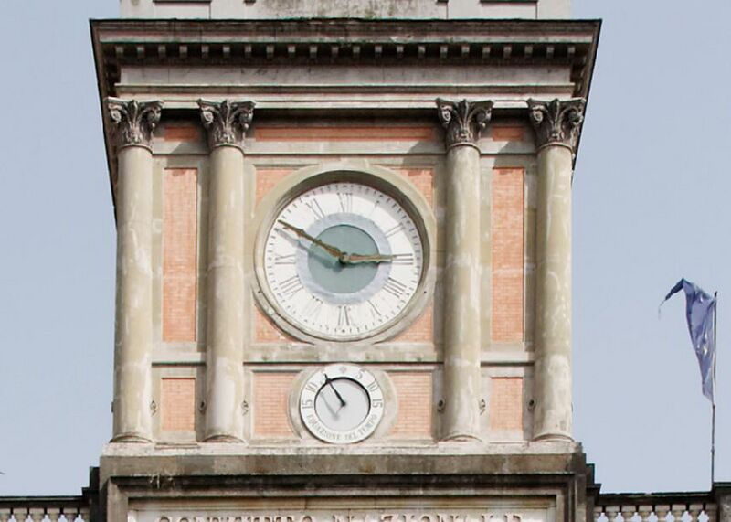File:L' equazione del tempo. Foro Carolino in piazza Dante, Napoli.jpg