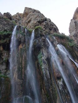 Margoon Waterfall - panoramio.jpg