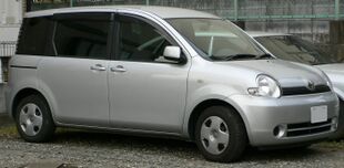 2003 Toyota Sienta.jpg