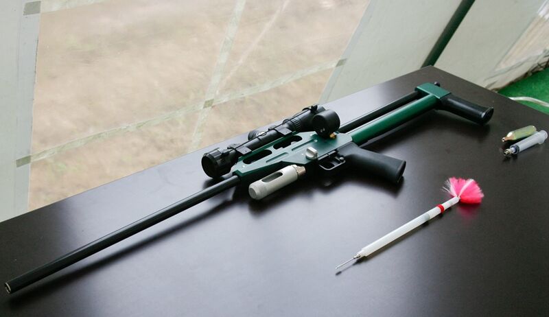 File:Air rifle with tranquilliser dart.jpg
