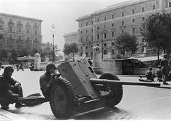 Armata przeciwpancerna Pak 41 kal 42 mm na ulicy włoskiego miasta (2-2100).jpg