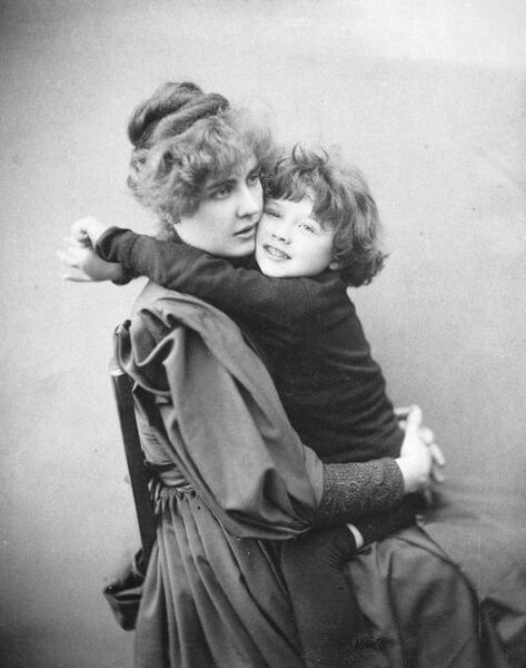 File:Constance Wilde with son Cyril 1889.jpg