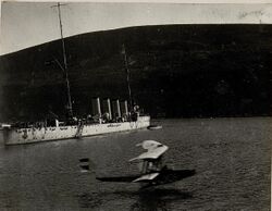 Der Hydroplan "M. 39" im Fluge. Aufegenommen in den Gewässern vor Bavsic am 23. Februar 1916. (BildID 15532591).jpg