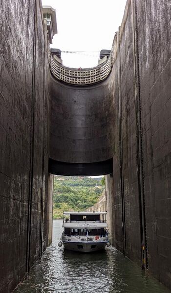 File:Inside the lock of Carrapatelo dam.jpg