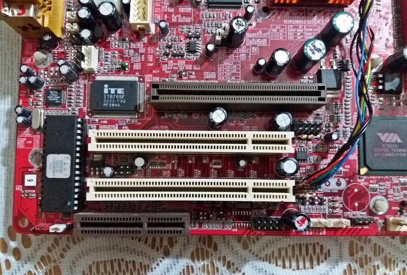 File:AGP, PCI, CNR Sockets in PCChips M925LR Motherboard.jpg