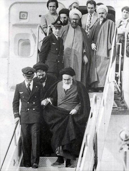 File:Imam Khomeini in Mehrabad.jpg