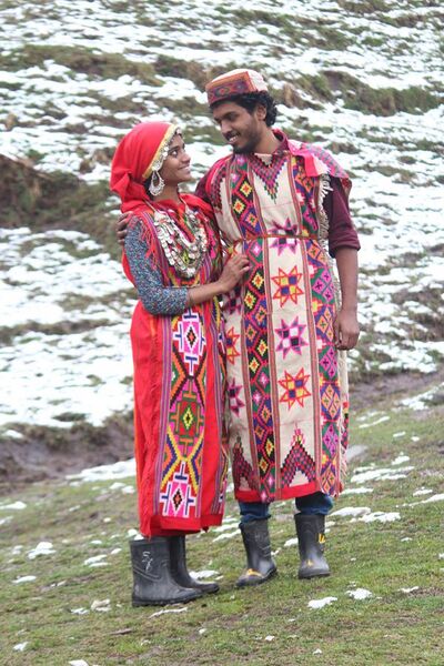File:Tourists in traditional Kullu attire.jpg