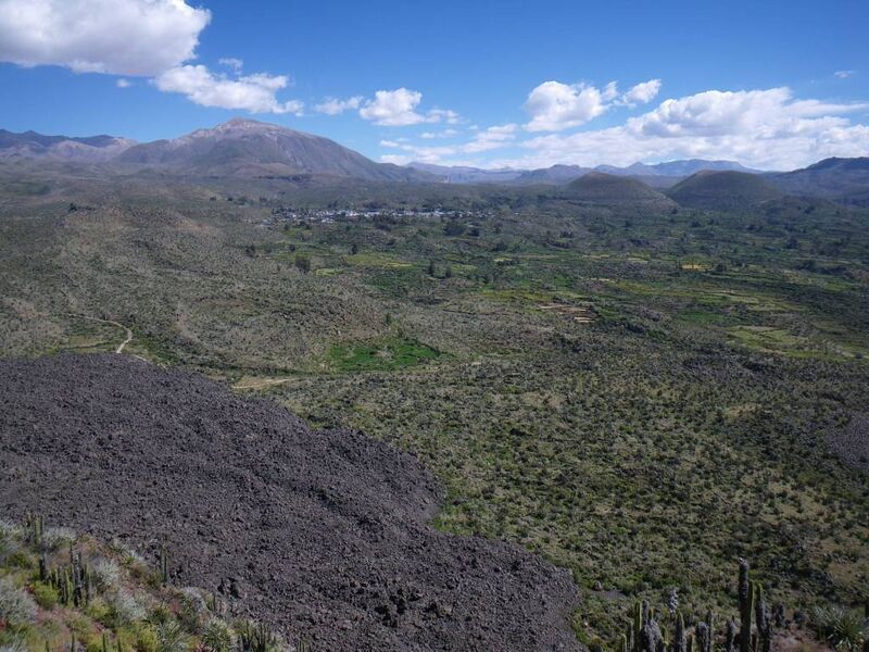 File:Valle de Volcanes Peru.JPG
