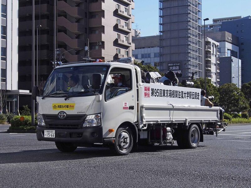 File:2019 Hakone Ekiden Photographer Truck DYNA.jpg