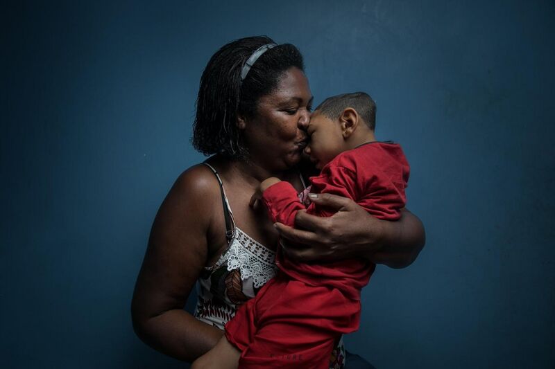 File:Hold Me Mother, 2018 - Wellcome Photography Prize 2019.jpg